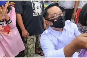 8 Momen Ridwan Kamil keliling kota bagikan masker ke anak-anak