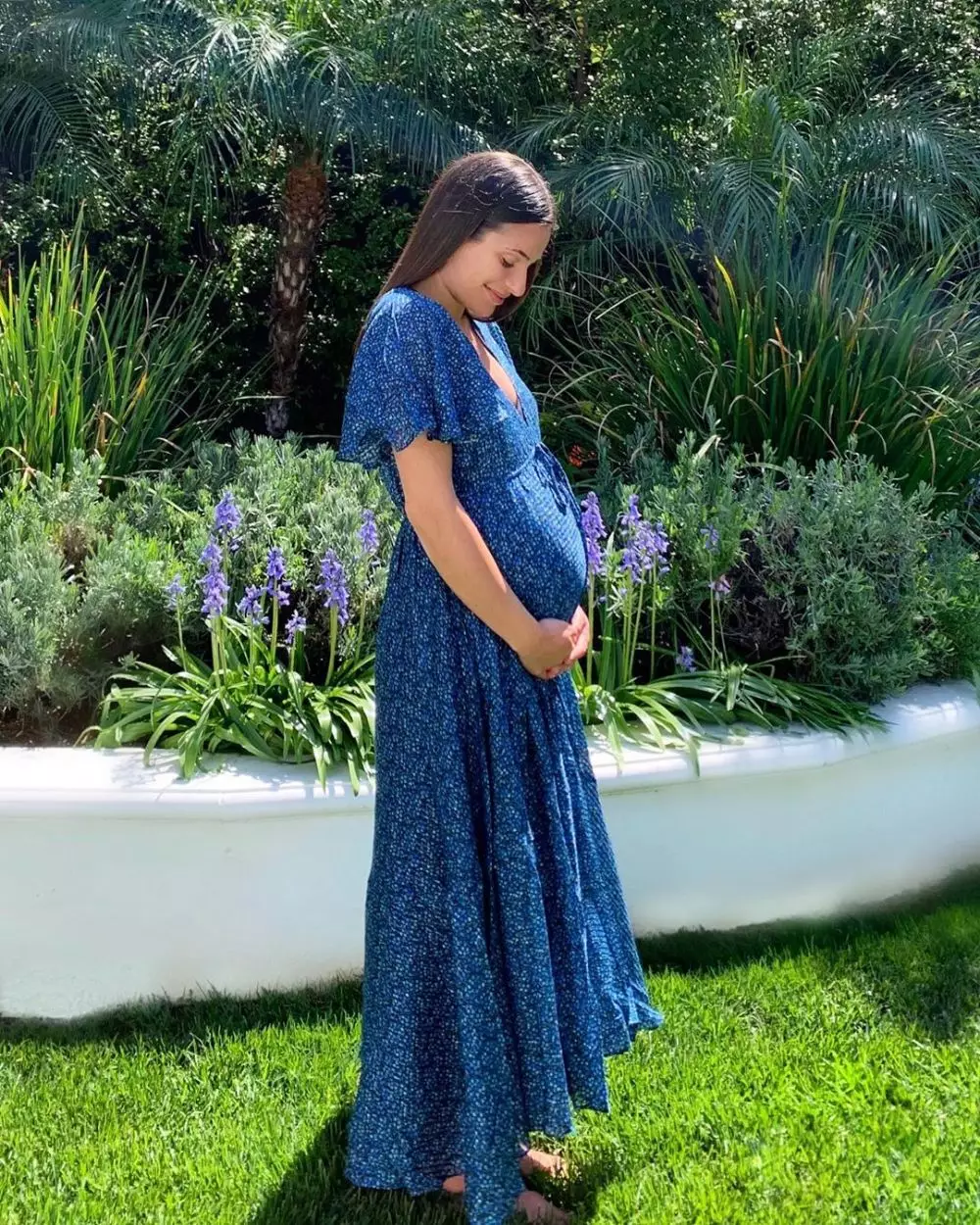 seleb Hollywood pamer baby bump Instagram