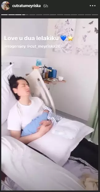 Roger gendong anak © 2020 brilio.net Roger gendong anak © 2020 brilio.net