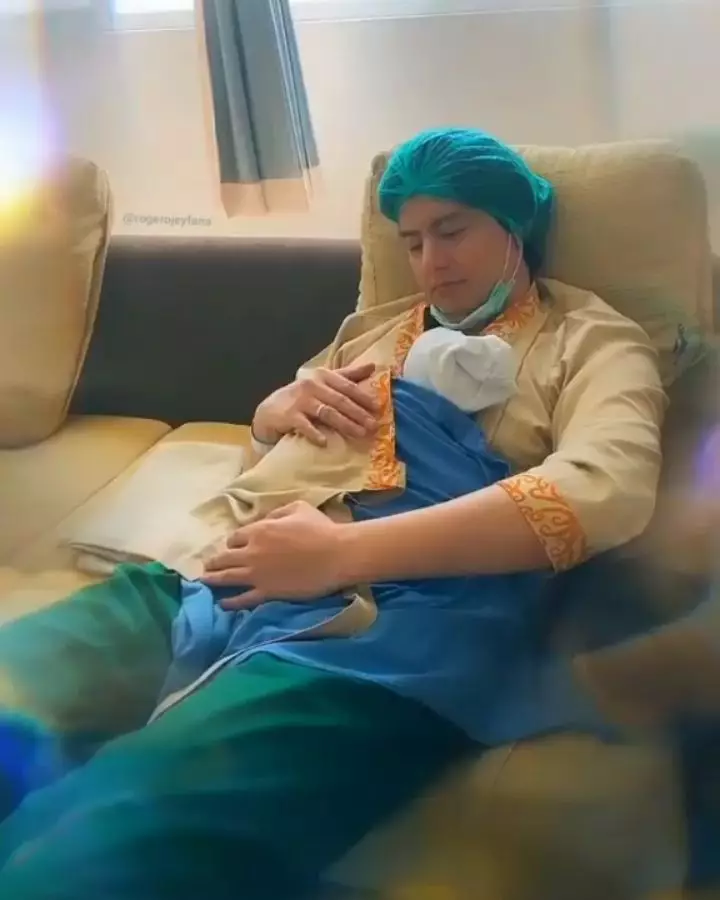 Roger gendong anak © 2020 brilio.net Roger gendong anak © 2020 brilio.net