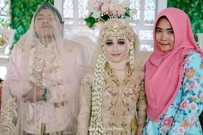 momen tamu foto bareng pengantin © 2020 1cak.com momen tamu foto bareng pengantin © 2020 1cak.com