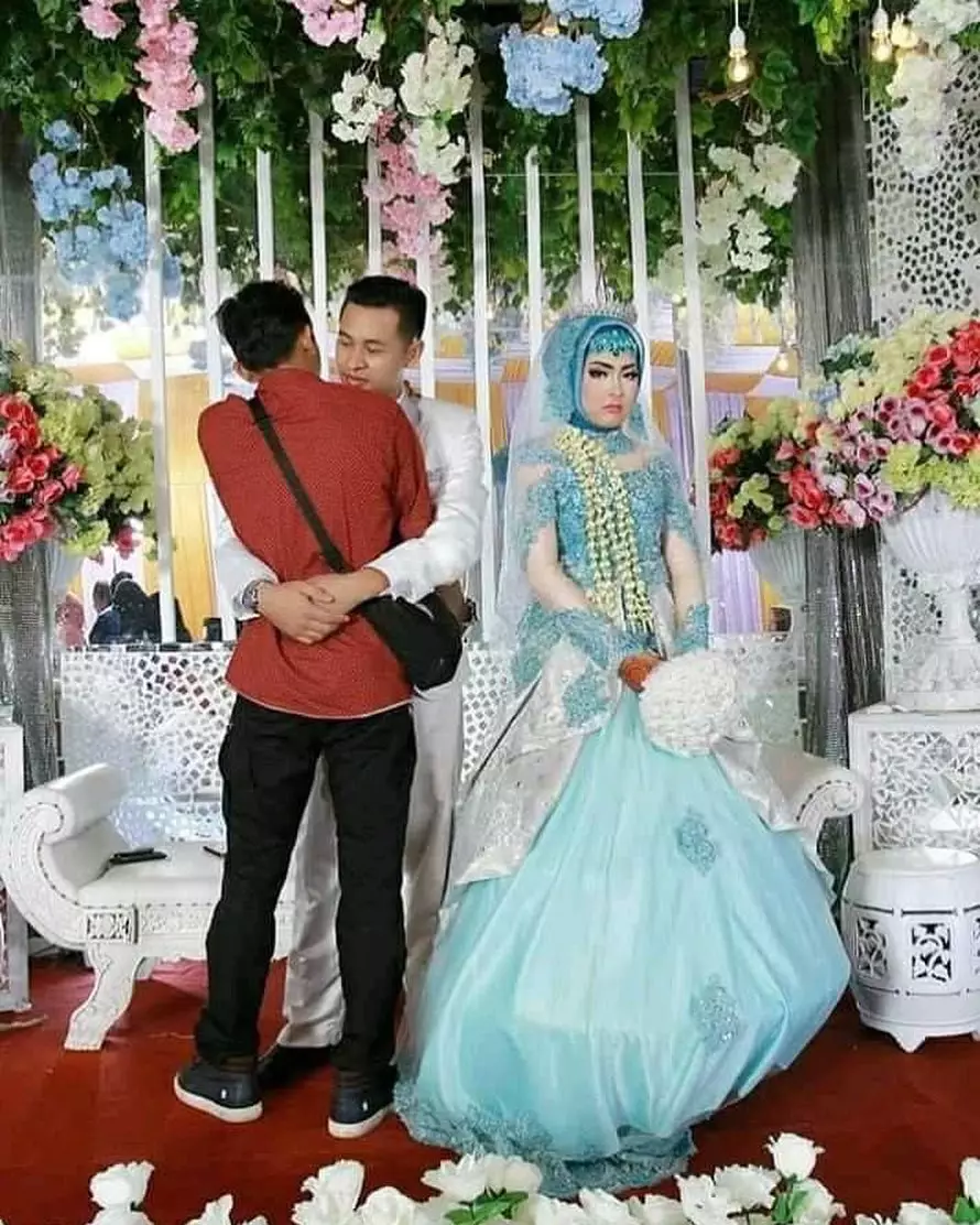 momen tamu foto bareng pengantin © 2020 1cak.com momen tamu foto bareng pengantin © 2020 1cak.com