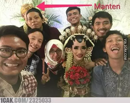 momen tamu foto bareng pengantin © 2020 1cak.com momen tamu foto bareng pengantin © 2020 1cak.com