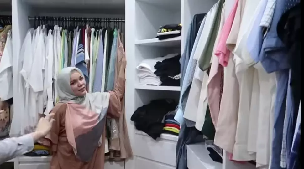 walk in closet Dewi Sandra instagram walk in closet Dewi Sandra instagram