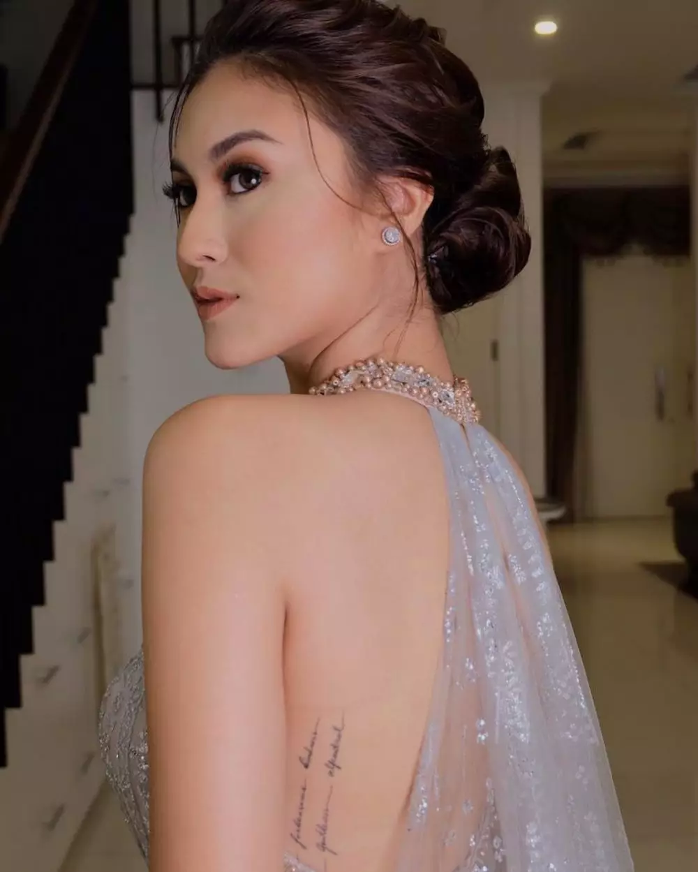 pesinetron cantik menampakan tato Instagram