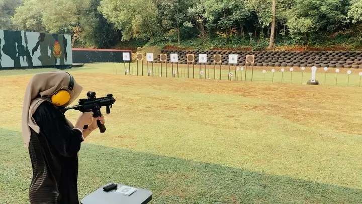 Olla Ramlan saat olahraga menembak Instagram