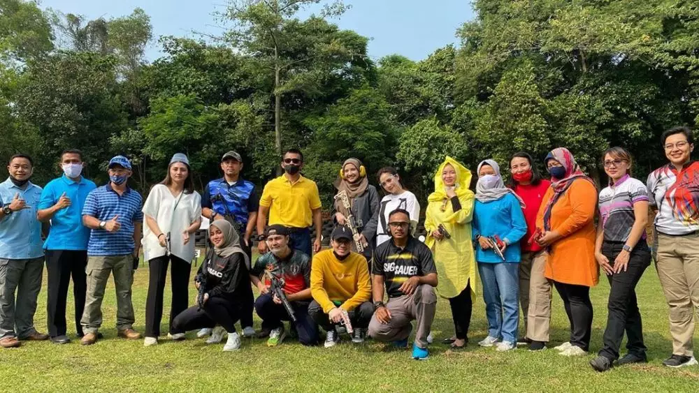 Olla Ramlan saat olahraga menembak Instagram