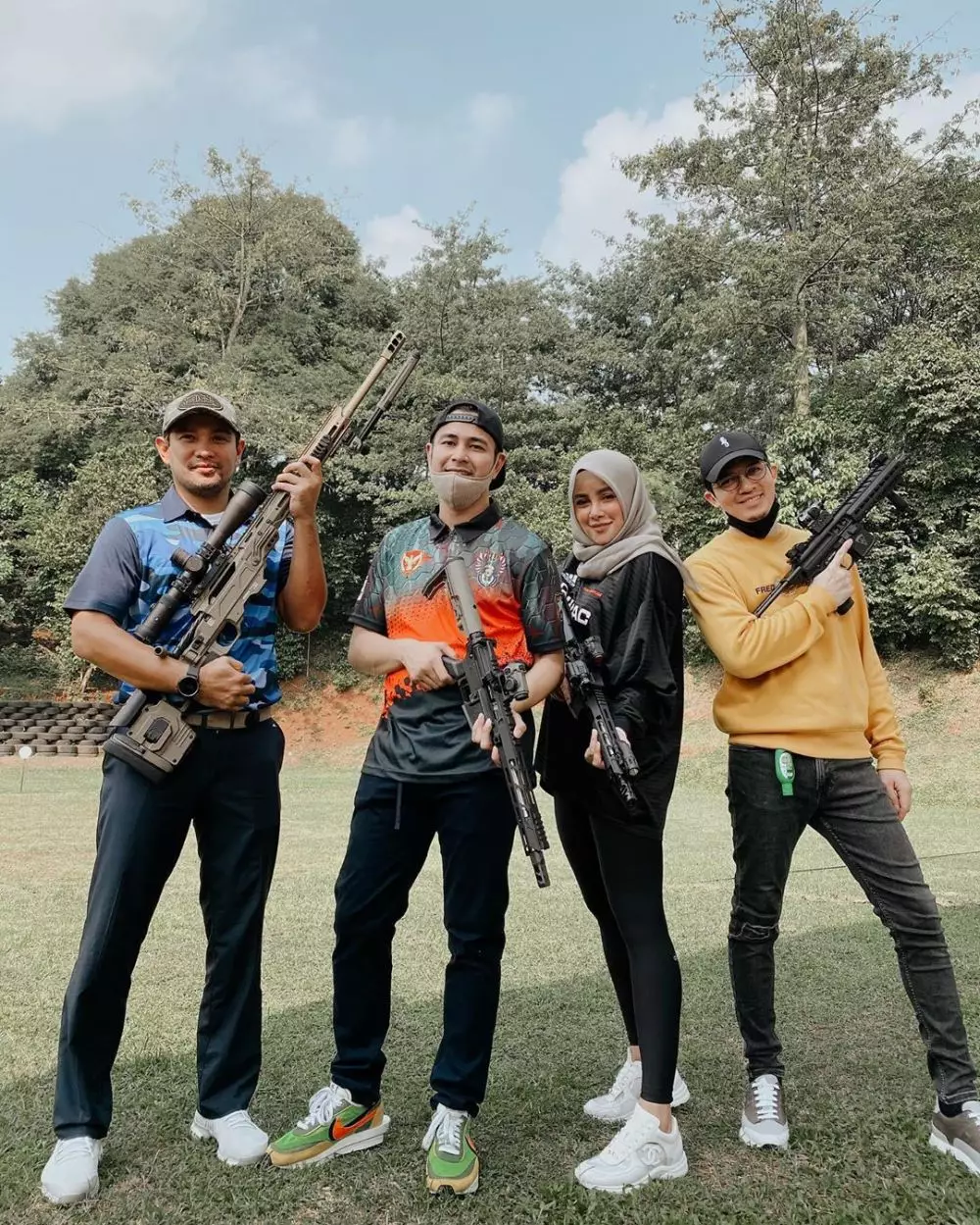 Olla Ramlan saat olahraga menembak Instagram