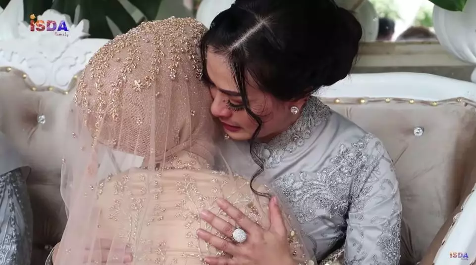 Kedekatan Iis Dahlia dan Nadya Mustika Instagram &  YouTube Kedekatan Iis Dahlia dan Nadya Mustika Instagram &  YouTube