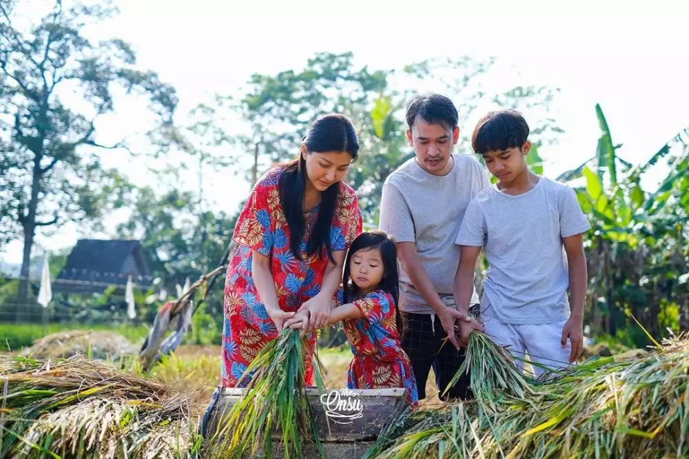Sarwendah & anak-anak panen padi Instagram Sarwendah & anak-anak panen padi Instagram
