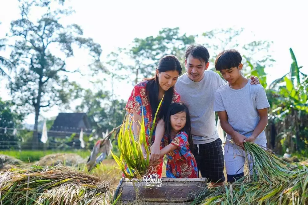 Sarwendah & anak-anak panen padi Instagram Sarwendah & anak-anak panen padi Instagram