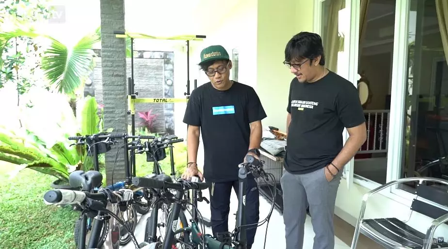 garasi sepeda seleb berbagai sumber