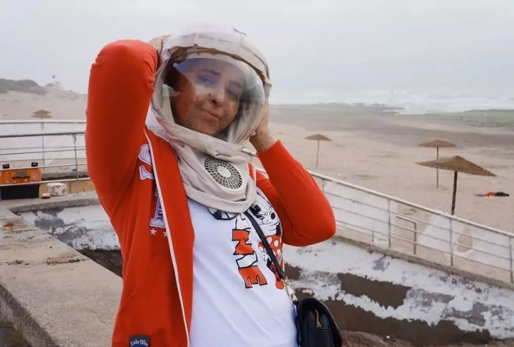 Kisah wanita pakai helm 20 tahun jika ke luar rumah © 2020 brilio.net Kisah wanita pakai helm 20 tahun jika ke luar rumah © 2020 brilio.net