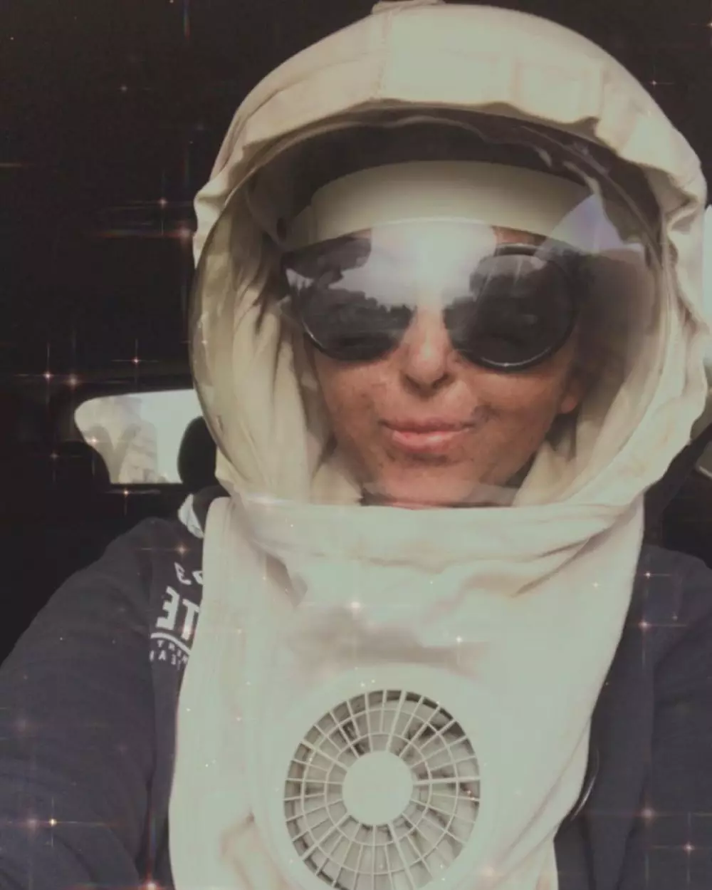 Kisah wanita pakai helm 20 tahun jika ke luar rumah © 2020 brilio.net Kisah wanita pakai helm 20 tahun jika ke luar rumah © 2020 brilio.net