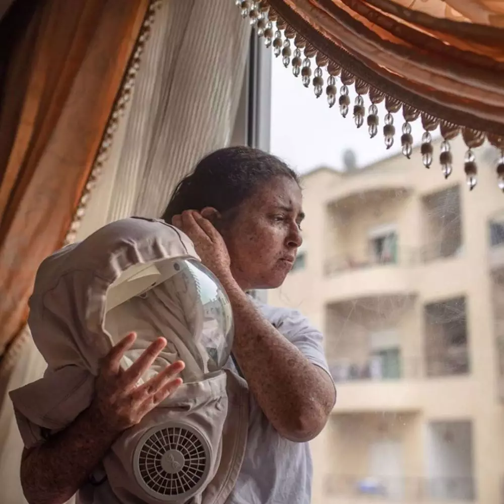 Kisah wanita pakai helm 20 tahun jika ke luar rumah © 2020 brilio.net Kisah wanita pakai helm 20 tahun jika ke luar rumah © 2020 brilio.net