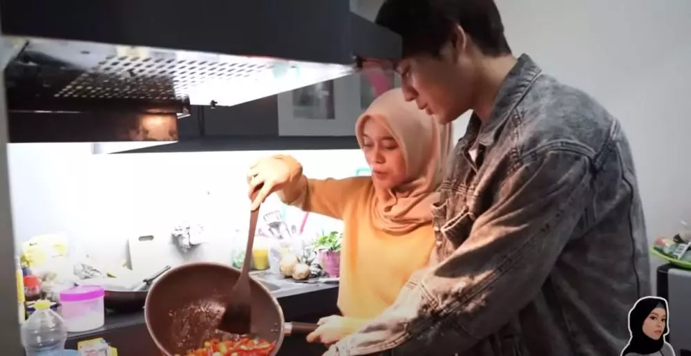 Lesty masak bareng Rizky Billar © 2020 brilio.net YouTube Lesty masak bareng Rizky Billar © 2020 brilio.net YouTube