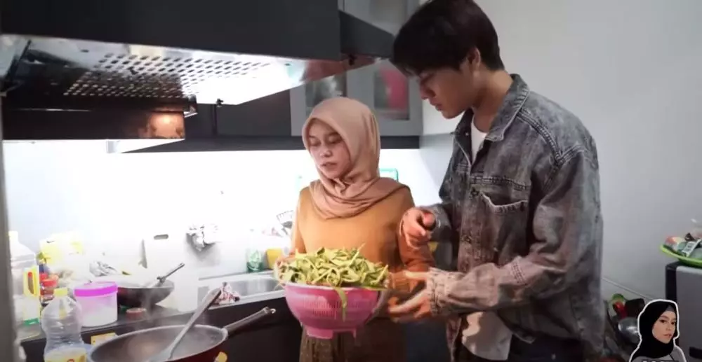 Lesty masak bareng Rizky Billar © 2020 brilio.net YouTube Lesty masak bareng Rizky Billar © 2020 brilio.net YouTube