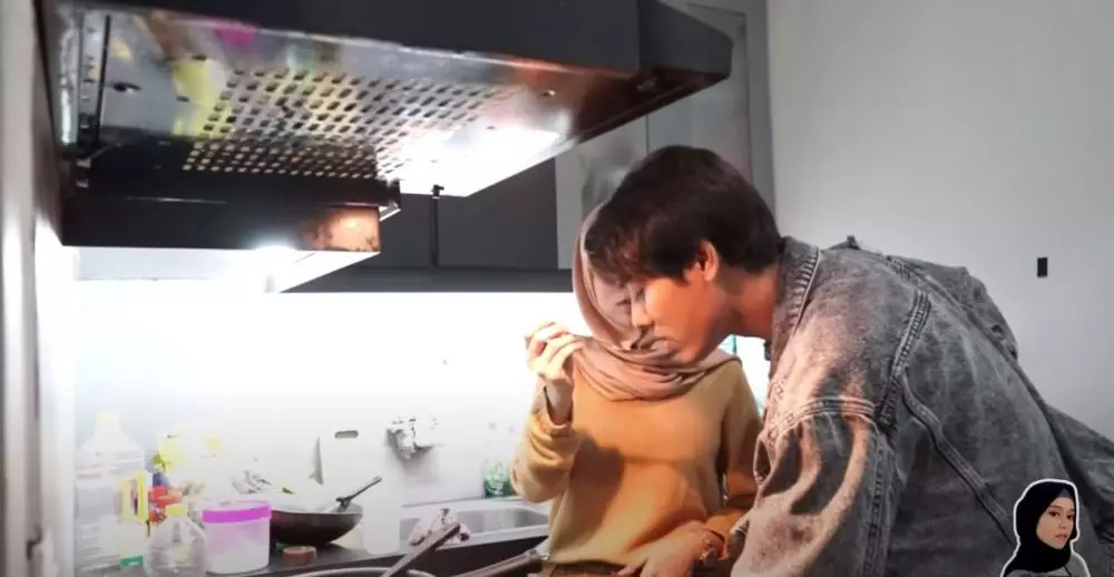 Lesty masak bareng Rizky Billar © 2020 brilio.net YouTube Lesty masak bareng Rizky Billar © 2020 brilio.net YouTube