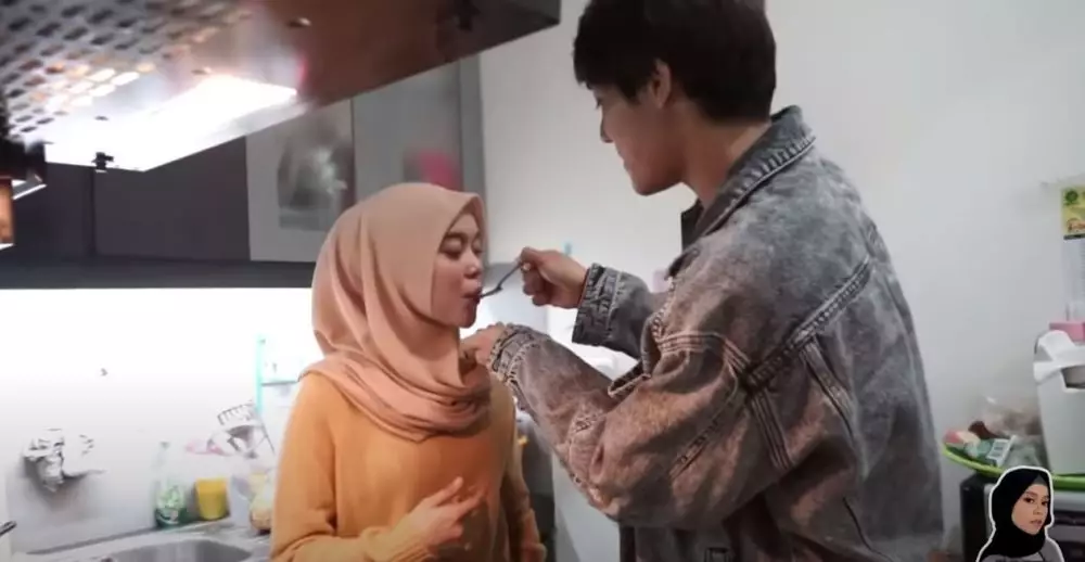 Lesty masak bareng Rizky Billar © 2020 brilio.net YouTube Lesty masak bareng Rizky Billar © 2020 brilio.net YouTube