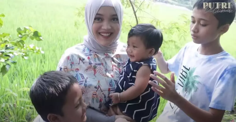 Putri Delina asuh Bintang  © 2020 brilio.net Putri Delina asuh Bintang  © 2020 brilio.net