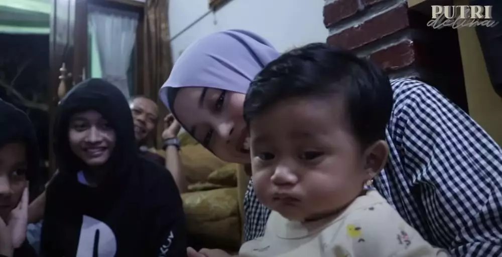 Putri Delina asuh Bintang  © 2020 brilio.net Putri Delina asuh Bintang  © 2020 brilio.net