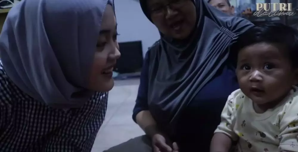 Putri Delina asuh Bintang  © 2020 brilio.net Putri Delina asuh Bintang  © 2020 brilio.net