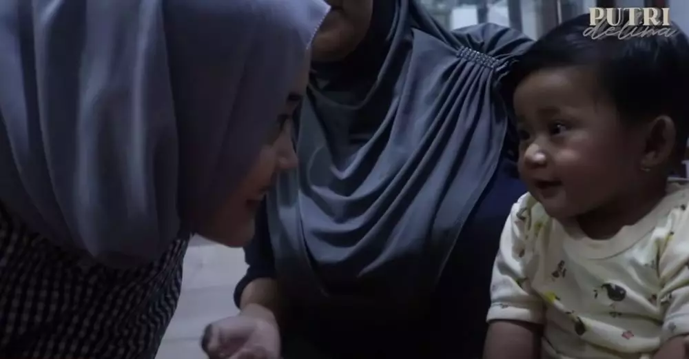 Putri Delina asuh Bintang  © 2020 brilio.net Putri Delina asuh Bintang  © 2020 brilio.net