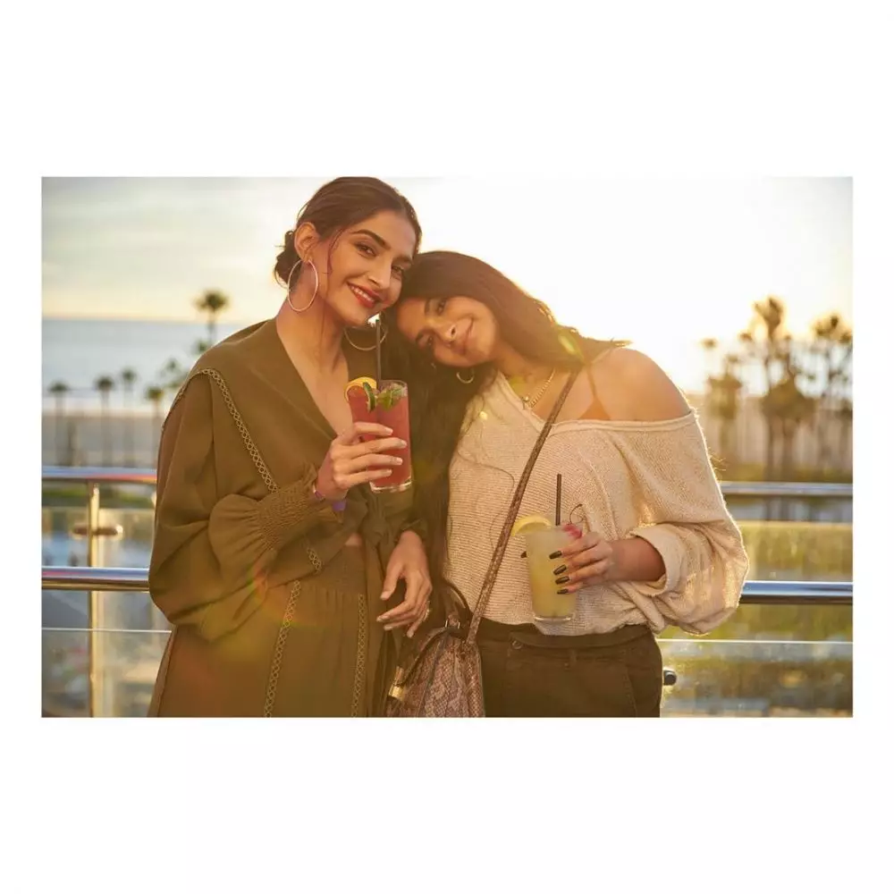 potret kebersamaan sonam kapoor dan rhea kapoor instagram