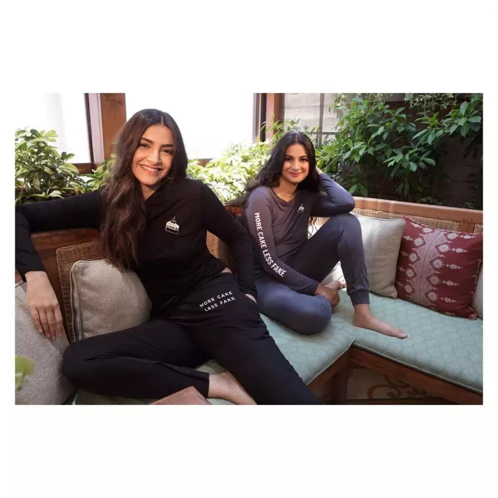 potret kebersamaan sonam kapoor dan rhea kapoor instagram