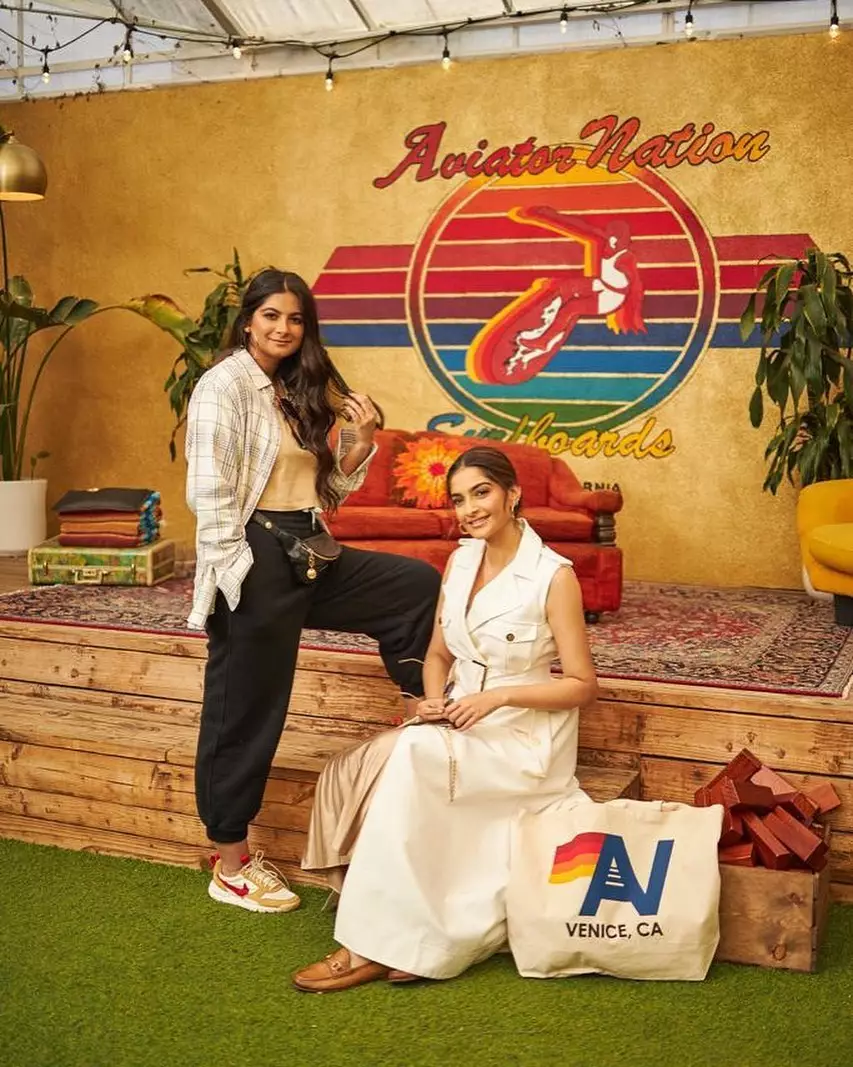 potret kebersamaan sonam kapoor dan rhea kapoor instagram