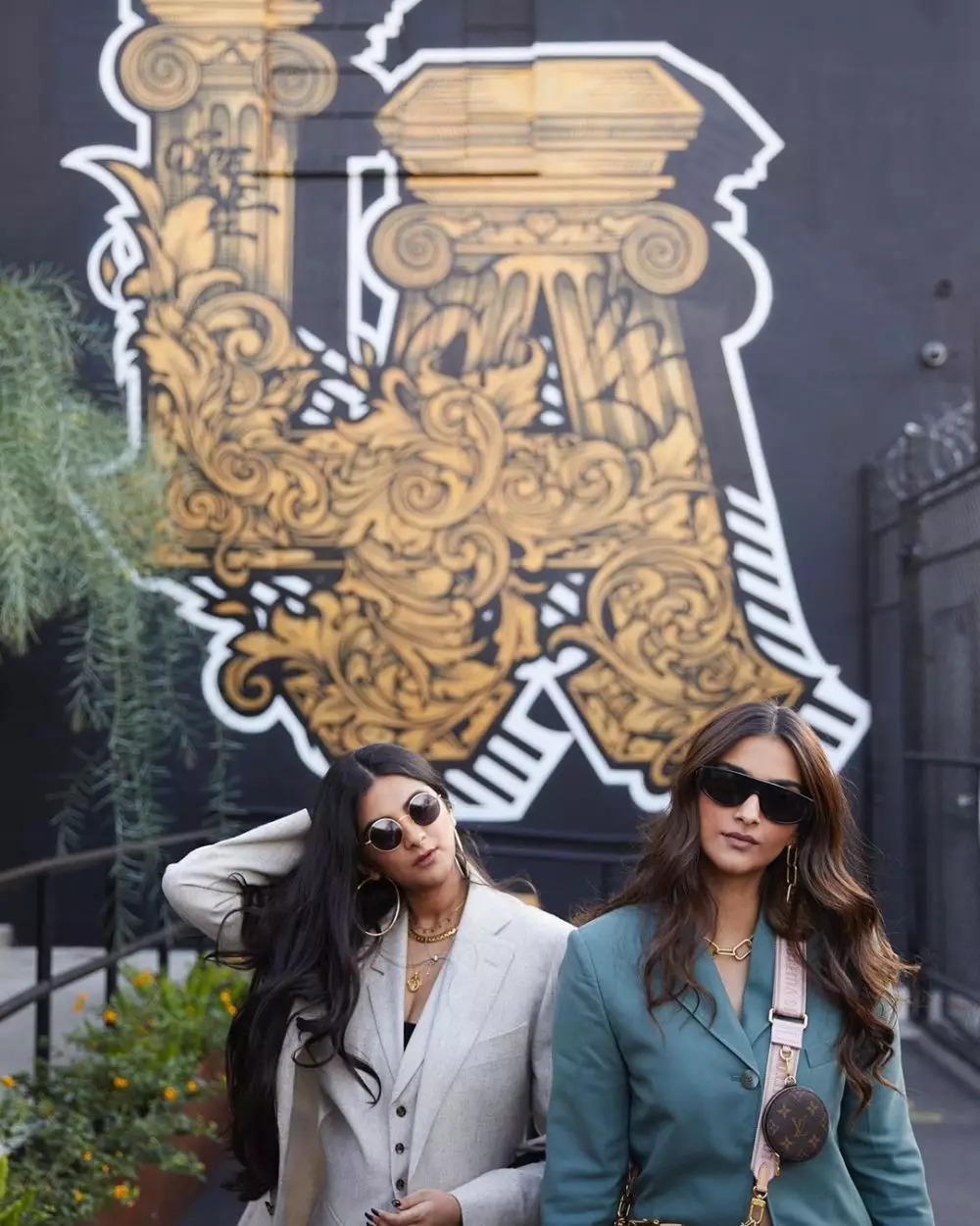 potret kebersamaan sonam kapoor dan rhea kapoor instagram