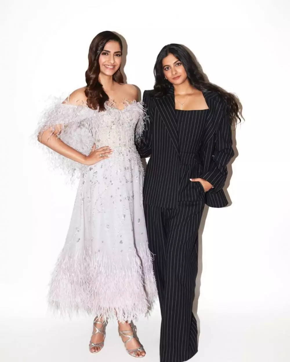 potret kebersamaan sonam kapoor dan rhea kapoor instagram