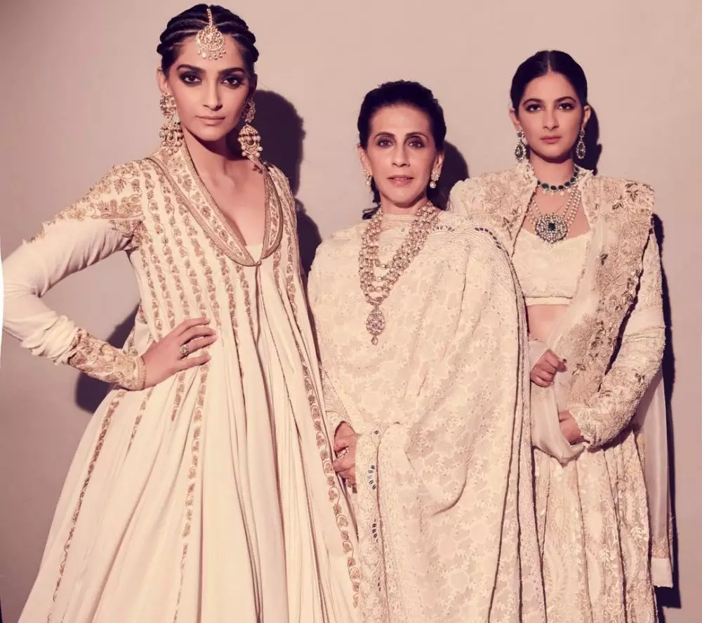 potret kebersamaan sonam kapoor dan rhea kapoor instagram