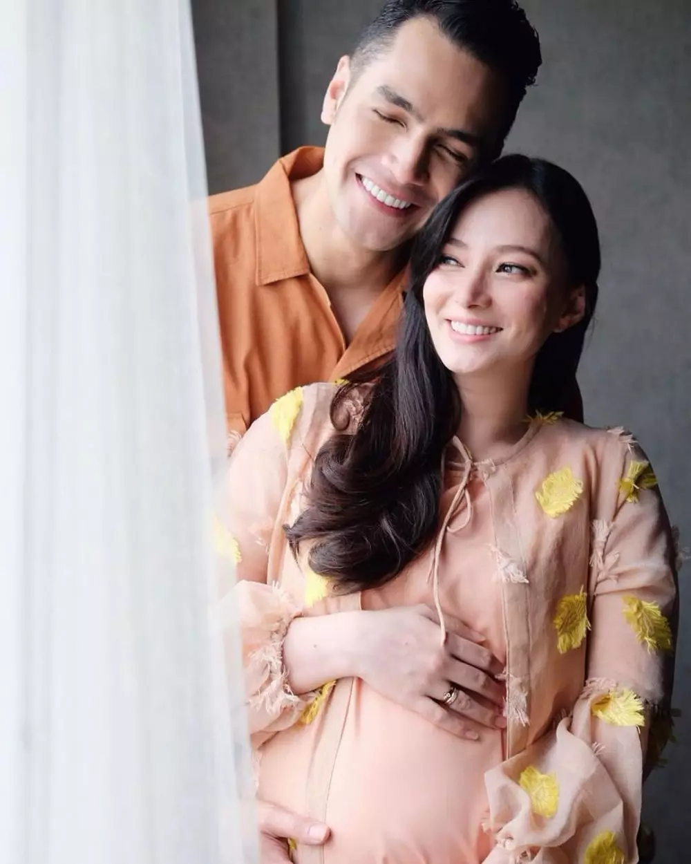 Potret romantis Asmirandah dan suami © 2020 brilio.net