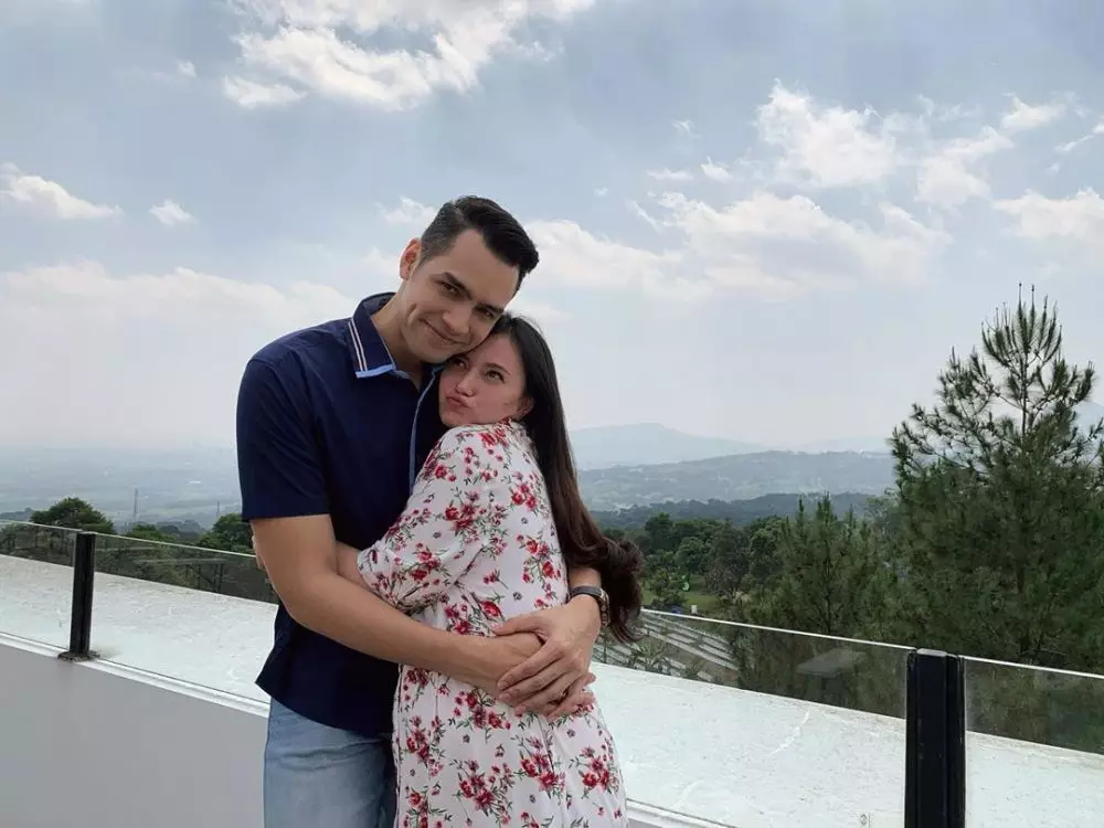 Potret romantis Asmirandah dan suami © 2020 brilio.net