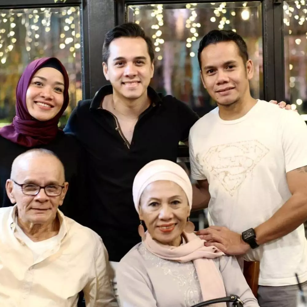 Rionaldo Stokhorst dan ayahnya © 2020 brilio.net Rionaldo Stokhorst dan ayahnya © 2020 brilio.net