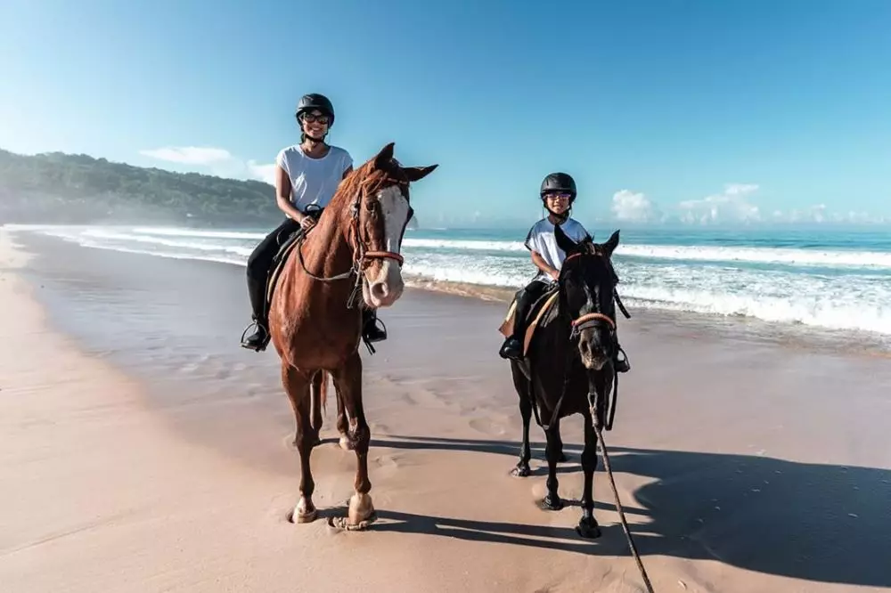 gaya seleb berkuda bareng anak instagram