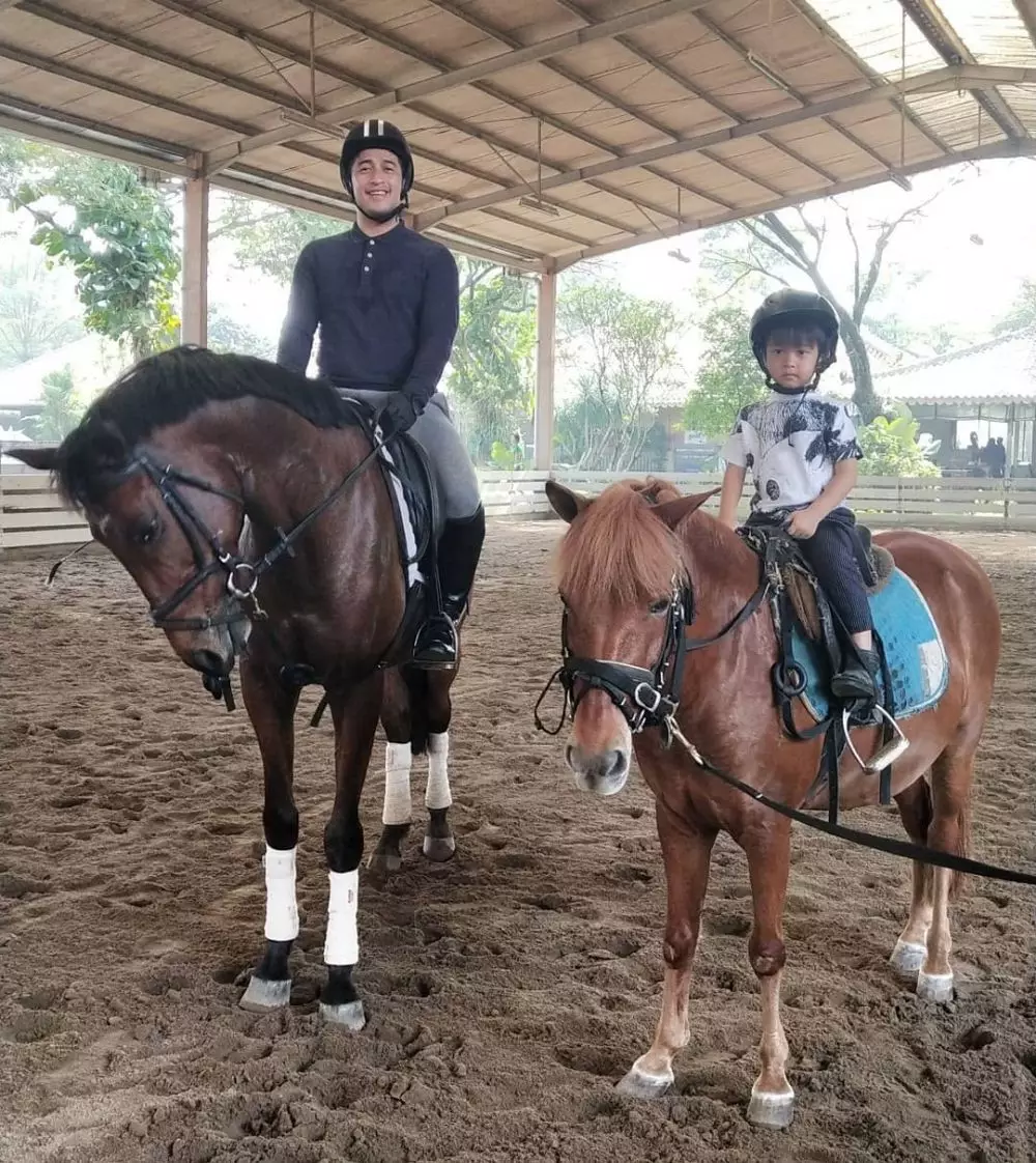 gaya seleb berkuda bareng anak instagram