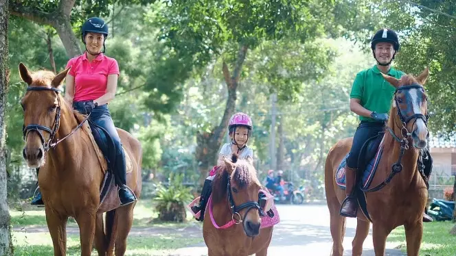 gaya seleb berkuda bareng anak instagram