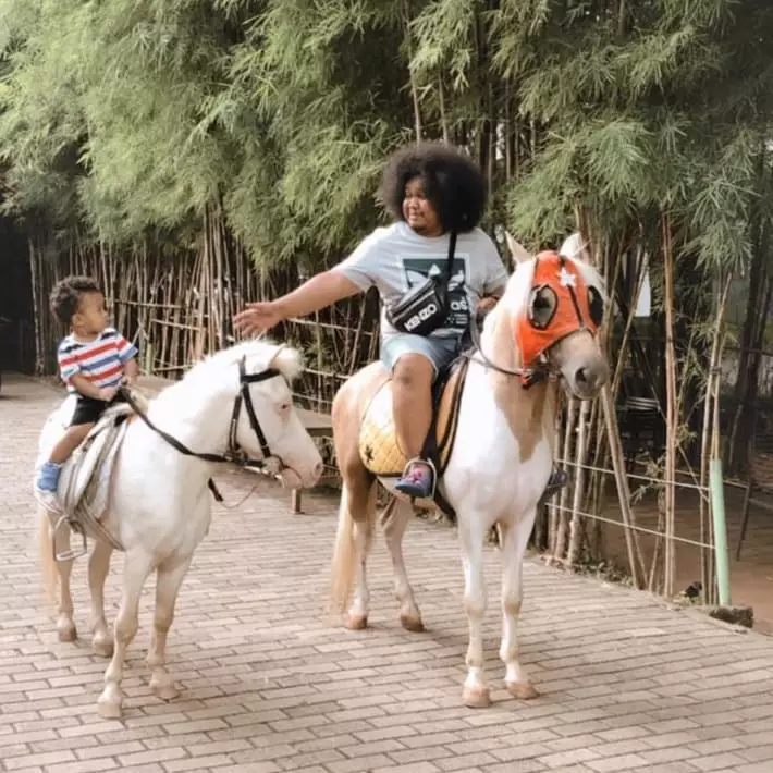 gaya seleb berkuda bareng anak instagram