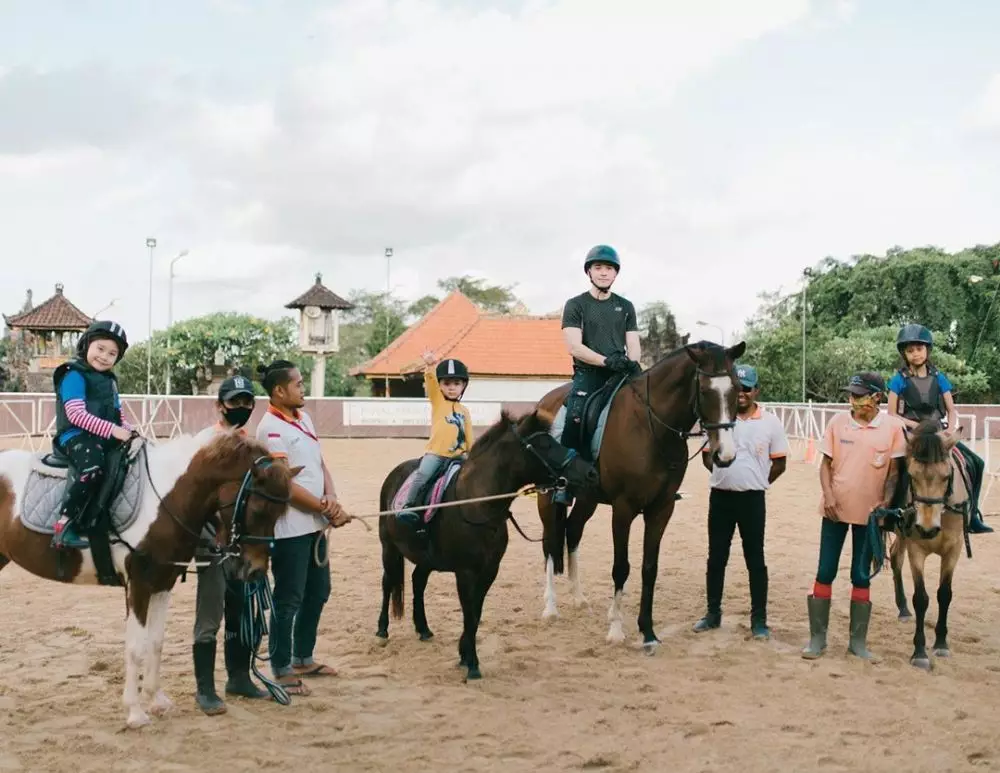 gaya seleb berkuda bareng anak instagram