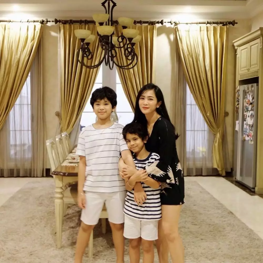 Seleb dan anak laki-laki © 2020 brilio.net