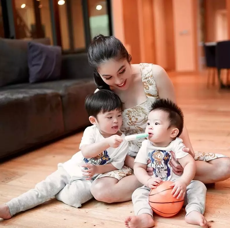 Seleb dan anak laki-laki © 2020 brilio.net