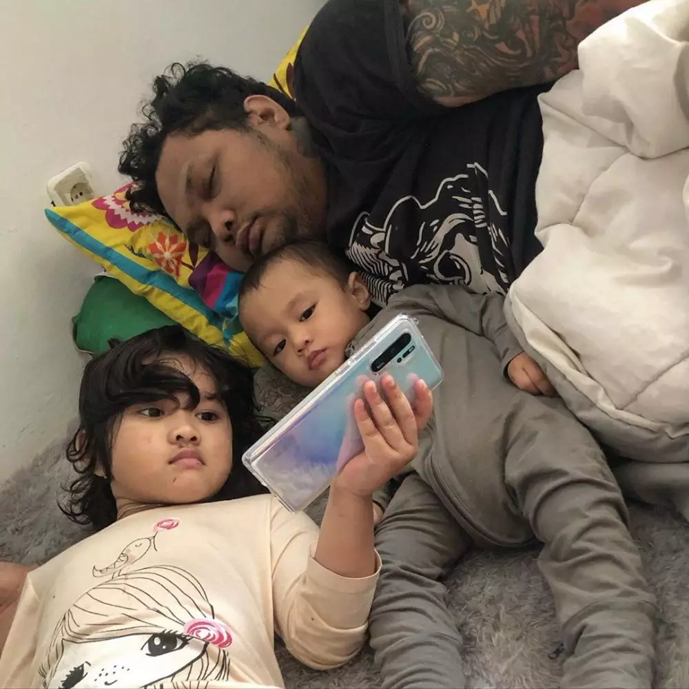 Virgoun momong ketiga anaknya Instagram