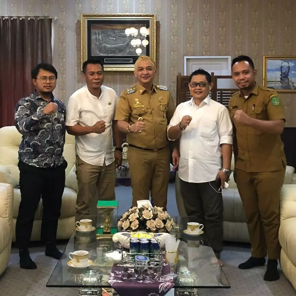 Gaya nyentrik Pasha Ungu Instagram