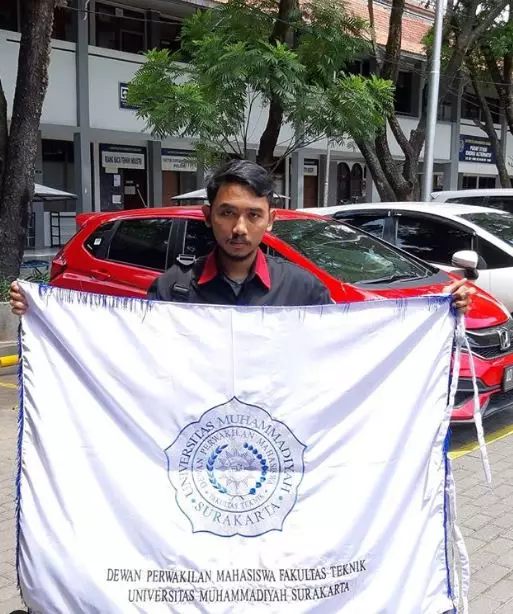 traktor sawah melalui smartphone Instagram