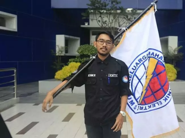 traktor sawah melalui smartphone Instagram