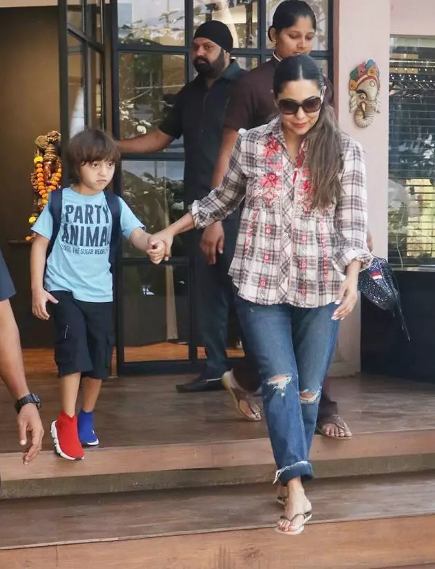 seleb pakai sepatu beda warna © 2020 brilio.net seleb pakai sepatu beda warna © 2020 brilio.net