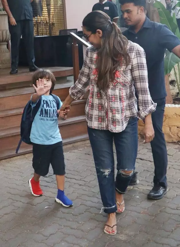 seleb pakai sepatu beda warna © 2020 brilio.net seleb pakai sepatu beda warna © 2020 brilio.net