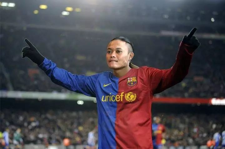 Editan Sule main bola Berbagai sumber